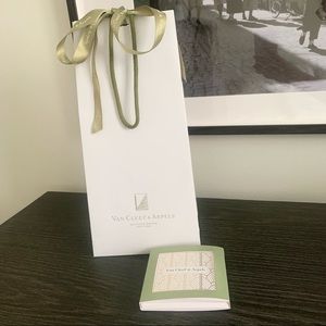VAN CLEEF & ARPELS Jewelry booklet, jewelry cleaning cloth, shopping tote